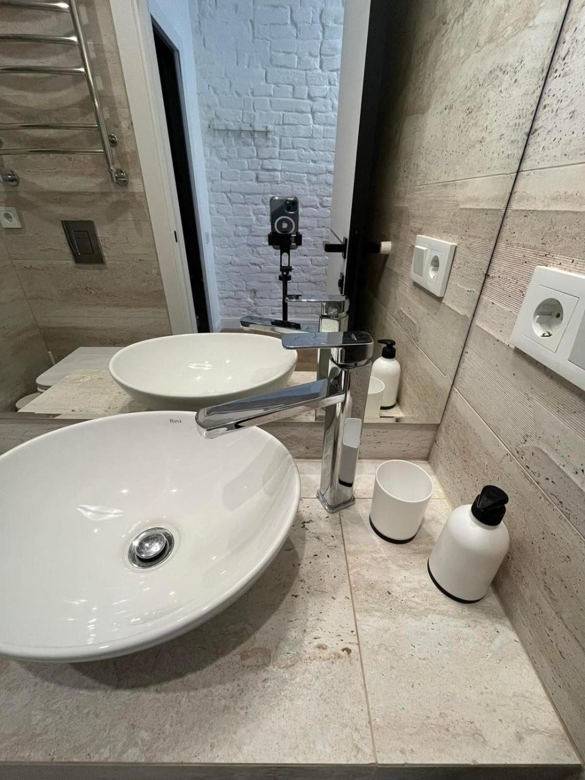 Favorit Apartments 1 Кім Безкоштовна Парковка Центр З Балконом Не Далеко Від Ж Д Вокзалу Звітні Документи Leópolis Exterior foto
